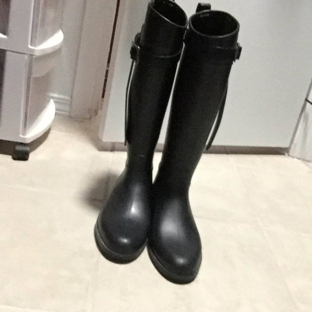Dirty laundry riff raft rain boot